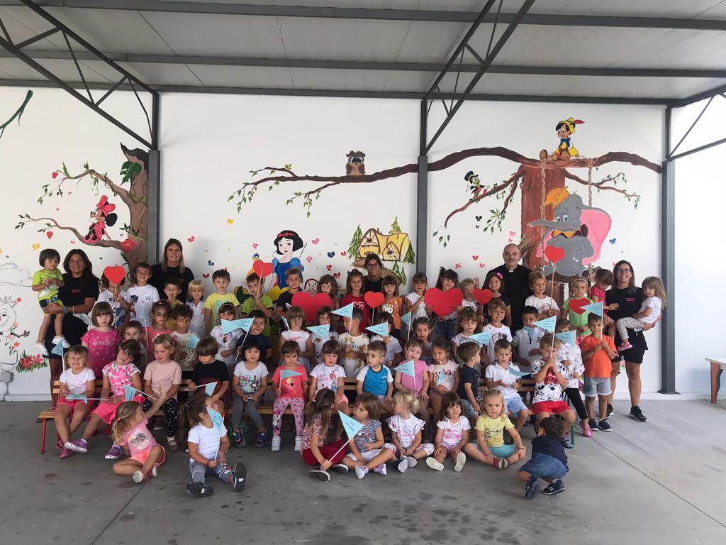 Immagine per Il saluto a don Nadir dei bambini dell'asilo parrocchiale